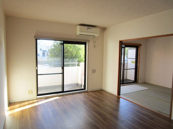 エムズ・アーク A棟の居間・リビング