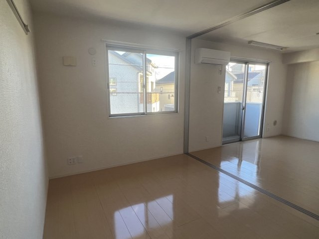 ロイヤルハイツの洋室