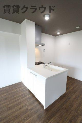 サンライトのキッチン|コンパクトなキッチンで掃除もラクラク