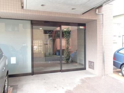 ★ガラス扉の建物入口♪