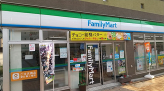 ファミリーマート都築ふれあいの丘駅前店100m