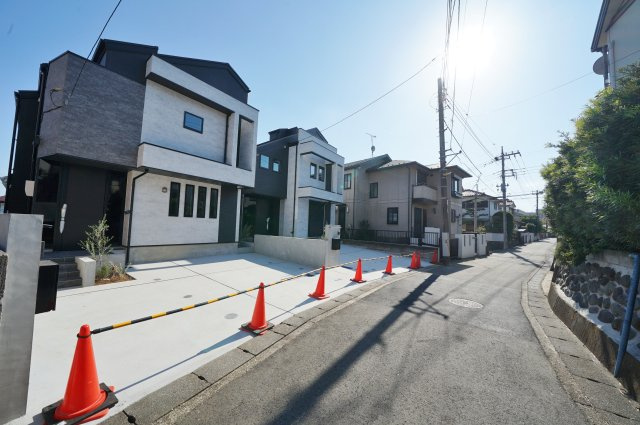 【横浜市旭区笹野台１丁目48全２棟新築戸建て１号棟】★仲介手数料無料★（笹野台小学校・旭中学校）の前面道路含む現地写真