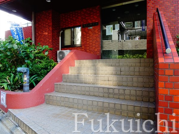 モナークマンション都立大のエントランス