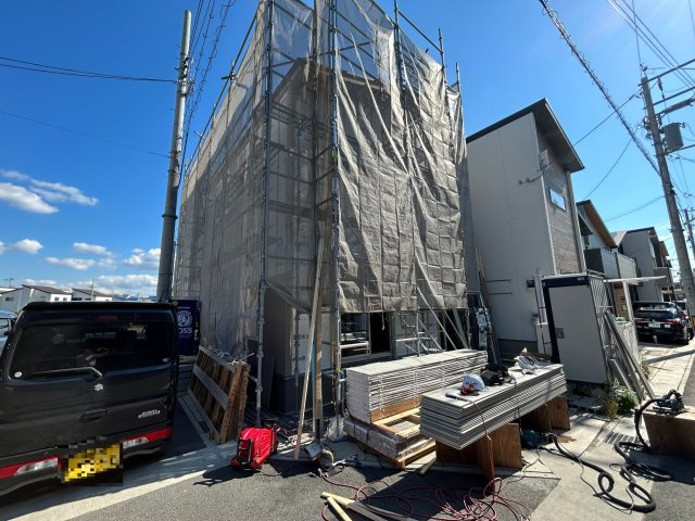 全２７区画の開発分譲地★北西角地★収納スペース充実の４ＬＤＫ★駐車２台可能★伏見区久我森ノ宮町４期の外観|現況 建築中(令和５年１１月撮影)