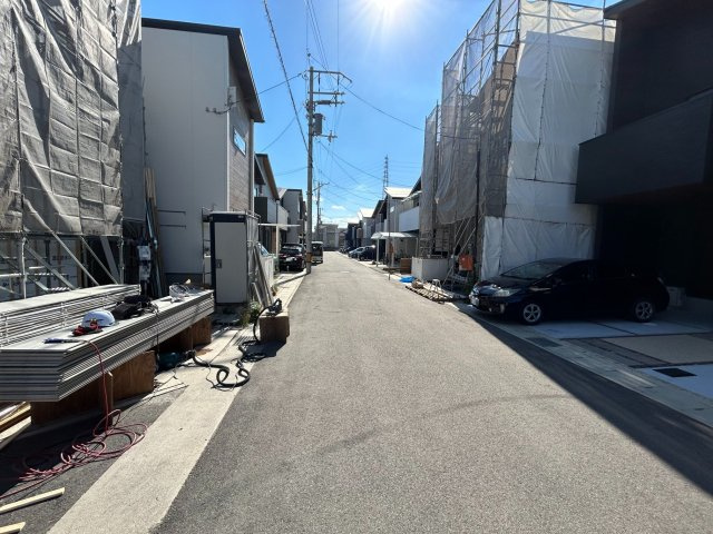 全２７区画の開発分譲地★北西角地★収納スペース充実の４ＬＤＫ★駐車２台可能★伏見区久我森ノ宮町４期の前面道路含む現地写真|前道(令和５年１１月撮影)