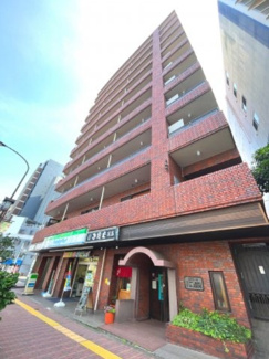 【外観】 | 【 Appearance 】
存在感のある建物は、居住者の拠点としてずっと価値を持ち続ける。今もそこでじっと佇み、居住者の安全や安心を守ってくれています。