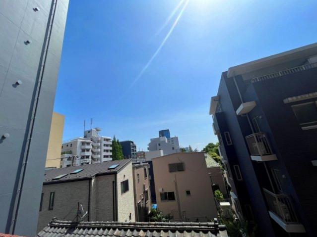 【展望】 | ルミエール文京伝通院 3F | 【 View 】
木の暖かさをより感じさせてくれる太陽の光、一日の始まりを心地よく演出してくれます。窓から入る気持ちのいい風で、活力がみなぎることでしょう。