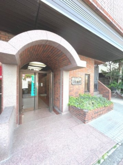 【エントランス】 | 【 Entrance 】
居住者の帰りを最初に待っていてくれるエントランス。その壮大な佇まいとは裏腹に、入ると静寂な空間が続いています。プライベートがしっかりと守られている証です。