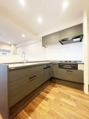 【キッチン】 | ルミエール文京伝通院 3F | 【 Kitchen 】 生活に欠かせない調理を手助けしてくれるシステムキッチン。愛情のこもった様々な料理で食卓を彩り、その日の出来事を語り合える空間に。