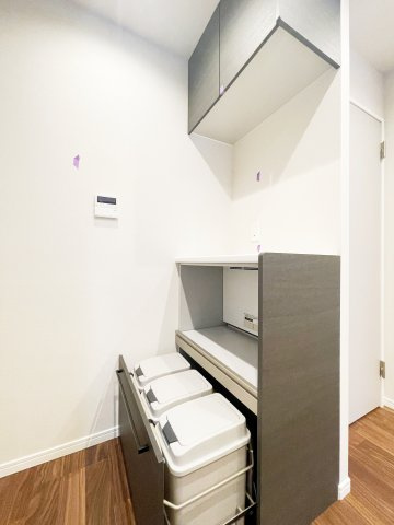 【キッチン】 | ルミエール文京伝通院 3F | 【 Kitchen 】 カップボードを標準採用。下段にはゴミ箱スペースも常備しております。