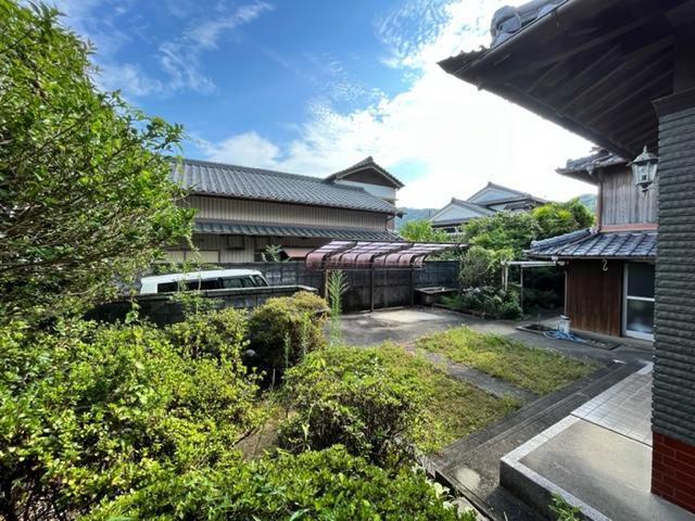土佐市新居　中古一戸建ての庭