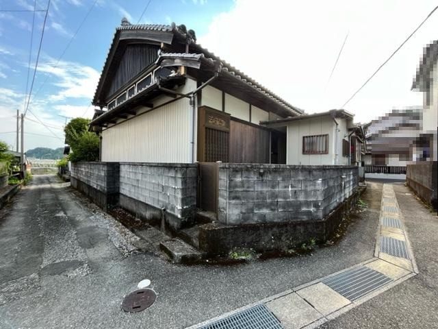 土佐市新居　中古一戸建ての前面道路含む現地写真