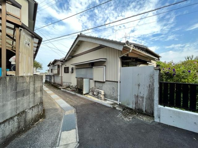 土佐市新居　中古一戸建ての前面道路含む現地写真