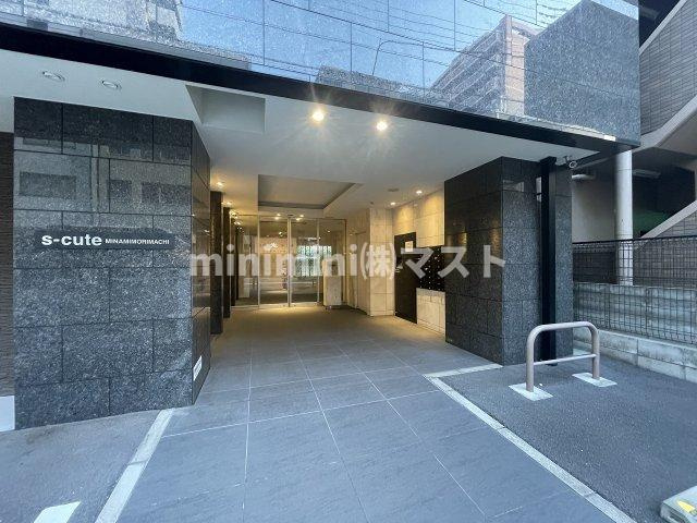 エス・キュート南森町のエントランス