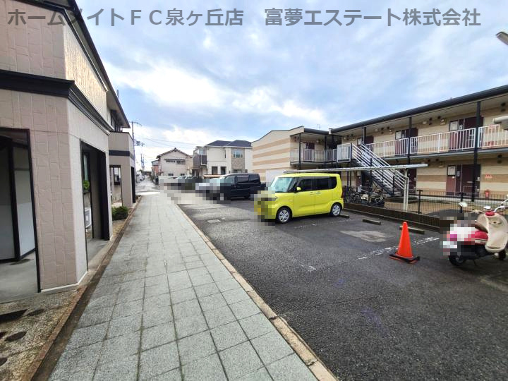 クレールフッタB棟の駐車場