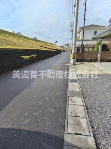 ６１９１７　岐阜市山吹町４丁目土地の前面道路含む現地写真