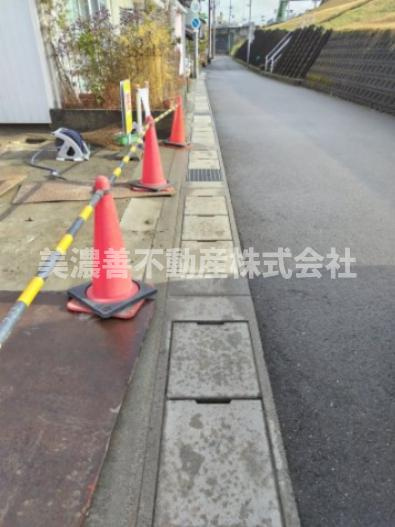６１９１７　岐阜市山吹町４丁目土地の前面道路含む現地写真