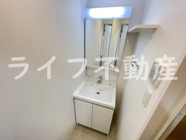 グランカーサ高井田の独立洗面台|独立洗面台、小物を置くことができて便利です