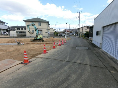 【前面道路含む現地写真】 | 土地　金光町占見新田　全6区画 | 進入路は幅員約5ｍ