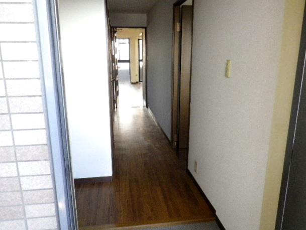 フローラ東館の玄関