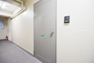 【その他共用部分】 | 皆様をお迎えする、お部屋の玄関ドア。開けやすさや開放角度、ドアノブの操作しやすさや鍵の形状などを、現地で一度ご確認ください。～即日のご見学可能～　お問合せはお気軽にどうぞ。