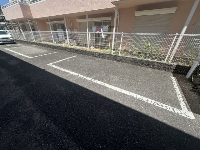 ハイツ西庄の駐車場