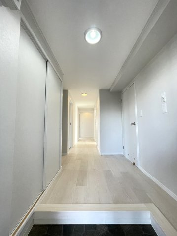 セントラルハイツ淀の玄関|玄関を入って左側に大型のシューズボックスがございます