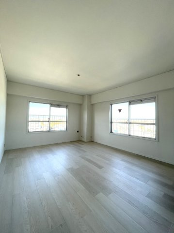 セントラルハイツ淀の洋室|洋室約9.3帖：北と東向きに窓があり日当たり良好です