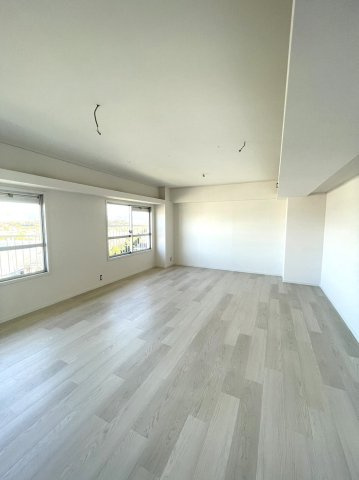 セントラルハイツ淀の洋室|洋室約12帖：東向きに窓があり日当たり良好です