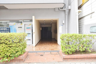 【エントランス】 | マンションの正面エントランス。出入りする人間を癒してくれるマンション入り口であり、その建物の「顔」でもあります。～即日のご見学可能～　お問合せはお気軽にどうぞ。