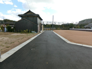 【前面道路含む現地写真】 | 土地　金光町占見新田　全3区画 | 団地内道路は幅員5ｍ