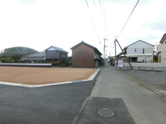 【前面道路含む現地写真】 | 土地　金光町占見新田　全3区画 | 分譲地進入路は幅員約3.5ｍ