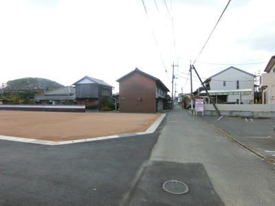 【前面道路含む現地写真】 | 土地　金光町占見新田　全3区画 | 分譲地進入路は幅員約3.5ｍ