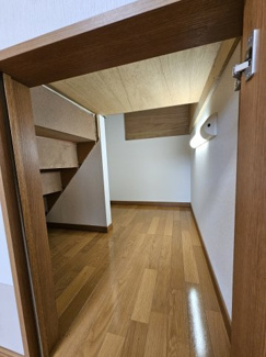 【収納】 | 鳥取市行徳２丁目 中古戸建て | 階段下収納は広く取ってあります