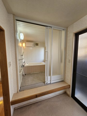 【浴室】 | 鳥取市行徳２丁目 中古戸建て | 介護仕様のお風呂は段差があります