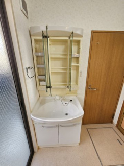 【独立洗面台】 | 鳥取市行徳２丁目 中古戸建て | 収納もたっぷりあります