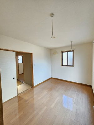 【洋室】 | 鳥取市行徳２丁目 中古戸建て | 2階の洋室、洗濯物も干せます