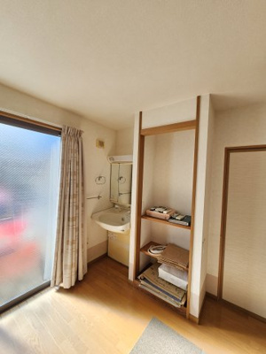 【独立洗面台】 | 鳥取市行徳２丁目 中古戸建て | リビングには介護用にあしらわれた洗面台があります