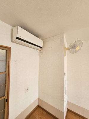 【冷暖房・空調設備】 | 鳥取市行徳２丁目 中古戸建て | リビングにはエアコンもあります