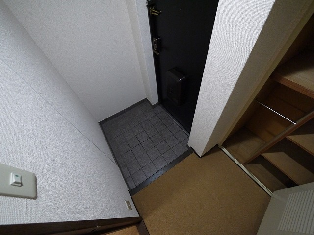 ライフコート富雄の玄関