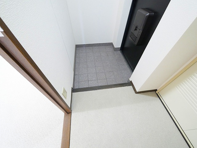 ライフコート富雄の玄関
