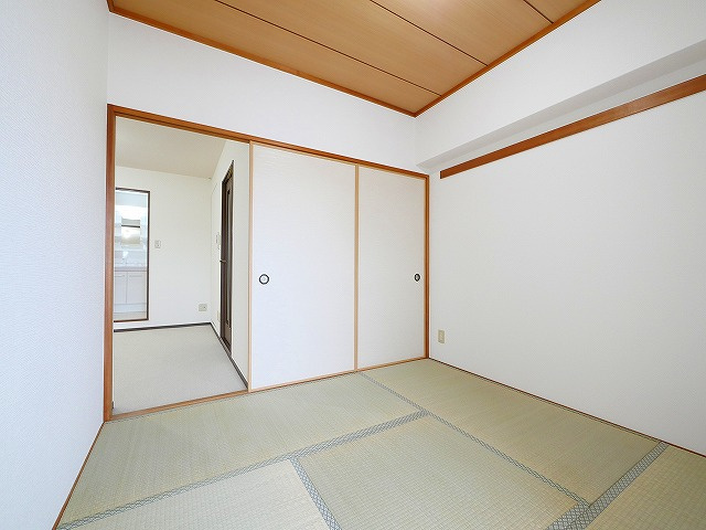 ライフコート富雄の洋室