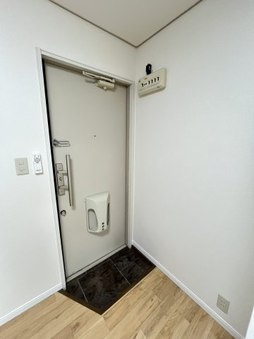 コーポレスANNEの玄関