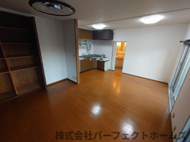 枚方ハイツ2号棟の居間・リビング|こちらのリビングで趣味の時間をお楽しみください