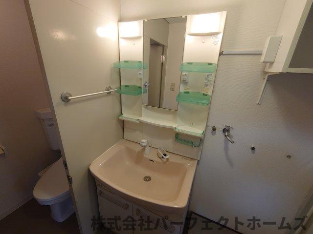 枚方ハイツ2号棟の独立洗面台|朝の支度にも助かる、独立の洗髪洗面化粧台
