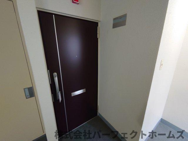 枚方ハイツ2号棟の玄関|明るい玄関です