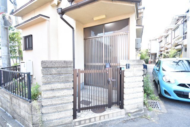 京都市右京区山ノ内荒木町の一戸建てのエントランス