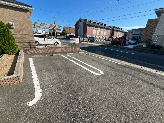 ジュネス　エレガンシアの駐車場