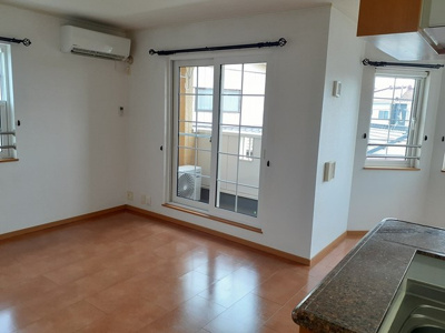 【居間・リビング】 | ヴィラプリムローズＢ | こちらの居間で趣味の時間をお楽しみください