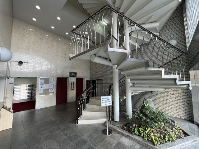 駅徒歩１分の駅近マンション■南向き１１階部分■２ＬＤＫ■周辺施設充実の住環境■賀陽コーポラスのエントランス|エントランス